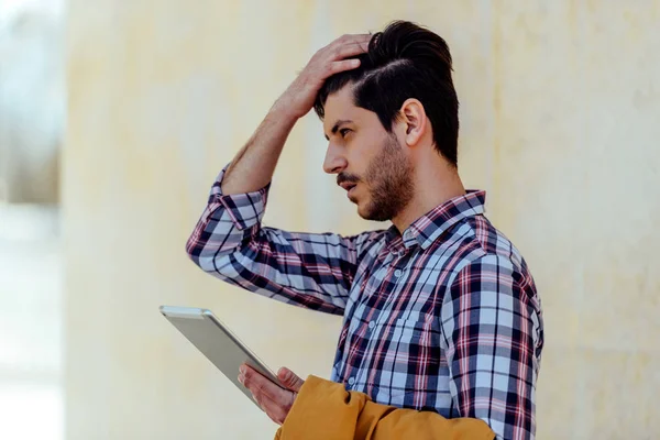 Hombre de negocios moderno con tableta de ajuste del cabello — Foto de Stock