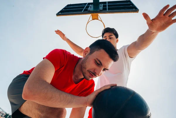 Close up ritratto di due giocatori di basket, mentre la spinta ogni — Foto Stock