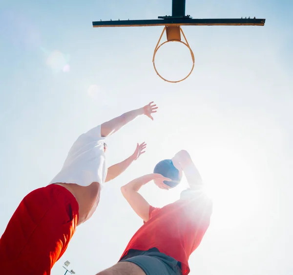 Twee sterke mannelijke basketbal spelers spelen bal uit deuren vechten — Stockfoto