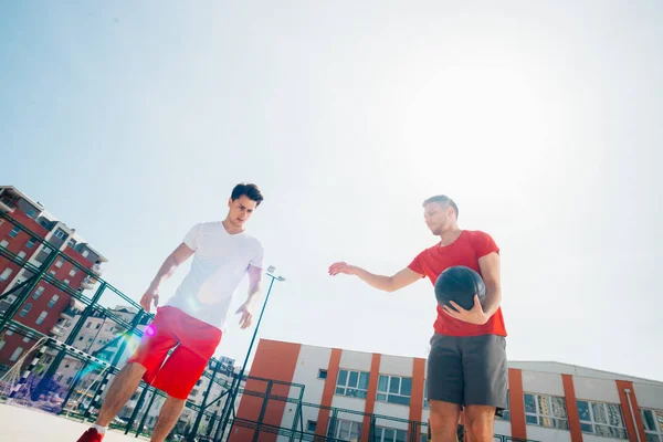 Två starka manliga basketspelare Spela Ball out dörrar Fighting — Stockfoto