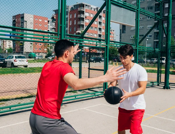 Två starka manliga basketspelare Spela Ball out dörrar Fighting — Stockfoto