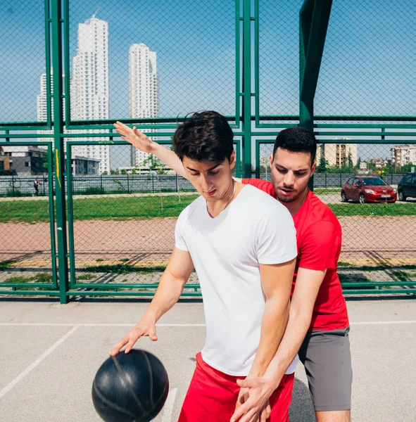 Dwa mocne męskie koszykarki grają w piłkę z drzwiami walczących — Zdjęcie stockowe