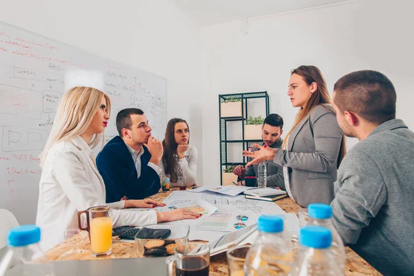 Mensen Zakenpakken Maken Schetsen Het Kantoor — Stockfoto