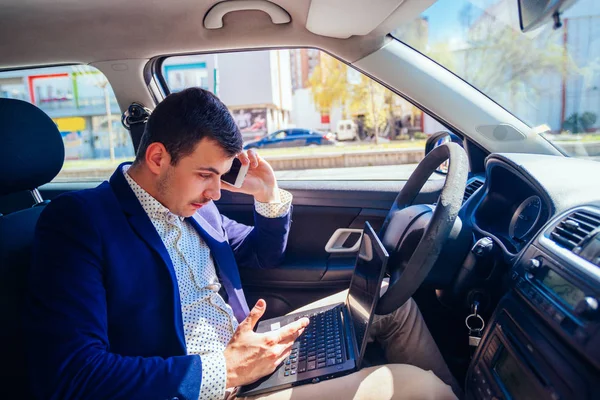 Empresario temerario que conduce en la ciudad durante la hora punta wh — Foto de Stock