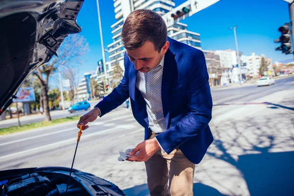 Podnikatel zaparkoval auto na straně bulváru Wh — Stock fotografie