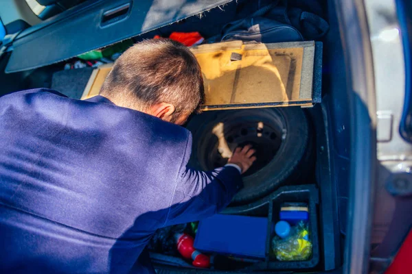 Bearded zakenman (ondernemer) is zijn reserveband uitpakken — Stockfoto