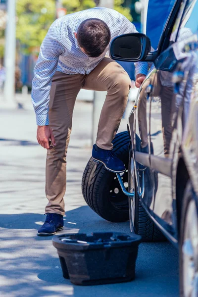 Een zweterige vermoeide jonge ondernemer veegt het zweet af van zijn fo — Stockfoto