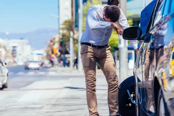 Um jovem empresário cansado suado está limpando o suor de seu fo — Fotografia de Stock