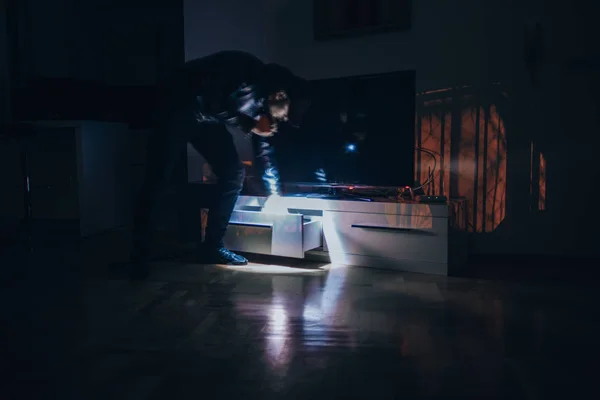 Нарушитель с фонариком в квартире — стоковое фото