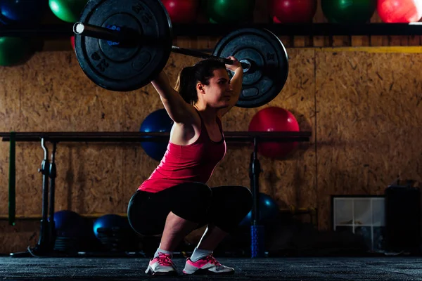 Chica fuerte en el gimnasio — Foto de Stock