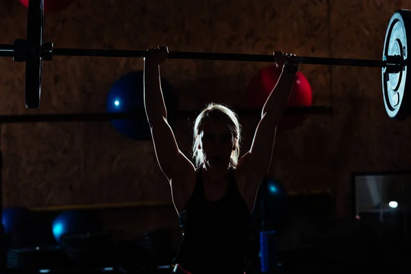 Gimnasio de entrenamiento femenino fuerte — Foto de Stock