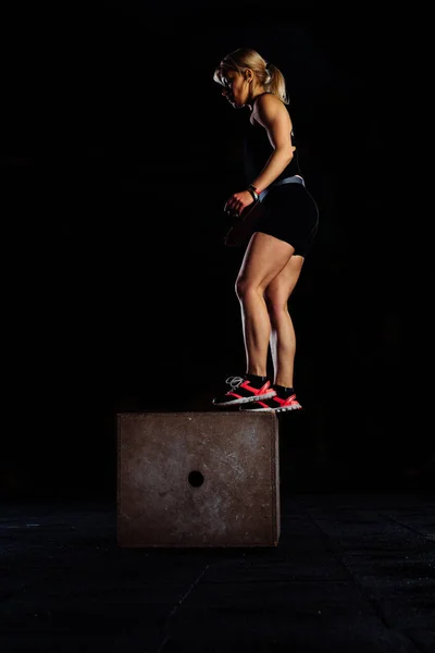 Crossfit girl trains box jumps — Stock Photo, Image