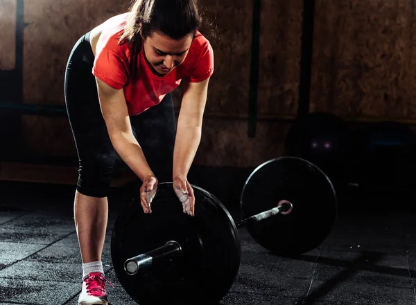 Chica en forma prepararse para el entrenamiento duro en el gimnasio crossfit — Foto de Stock