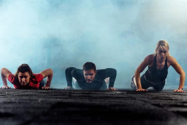 Přizpůsobit lidé pracující v fitness třídy v tělocvičně — Stock fotografie