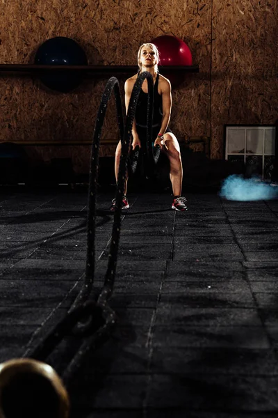 Eltökélt nő köteleket dobál az edzőteremben — Stock Fotó