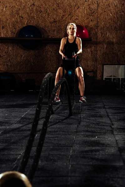 Chica motivada lanzando cuerdas en el club saludable — Foto de Stock