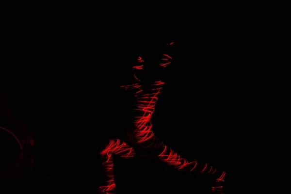 Ballerina Che Balla Davanti Luce Rossa Mentre Esprime Inferno Con — Foto Stock