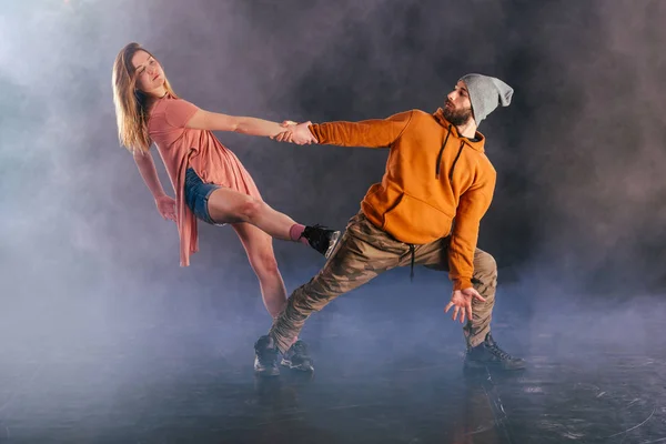 Pasangan menari tarian modern dan memamerkan kaki mereka peregangan mo — Stok Foto