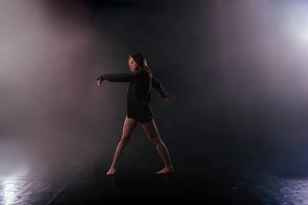 Shoeless Danza Femminile Mostra Sue Mosse Danza Arte Moderna Mentre — Foto Stock