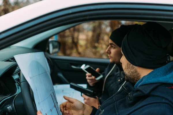 Zwei bewaffnete Banditen sitzen in einem Auto und planen ihren nächsten Raubüberfall, — Stockfoto