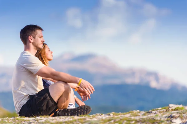 Maravillosa vista desde la cima del mundo. Una pareja disfrutando —  Fotos de Stock