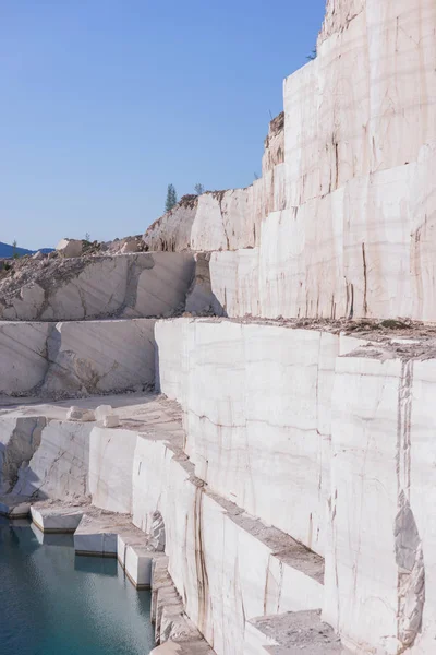 ターコイズブルーの湖のある山の中の大理石の採石場の風景 — ストック写真