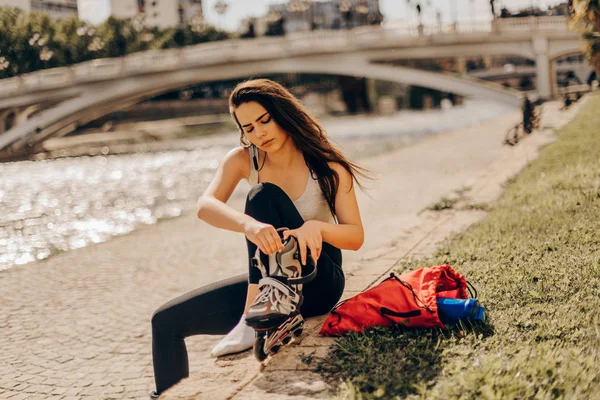 Ragazza carina pattinaggio all'aperto — Foto Stock