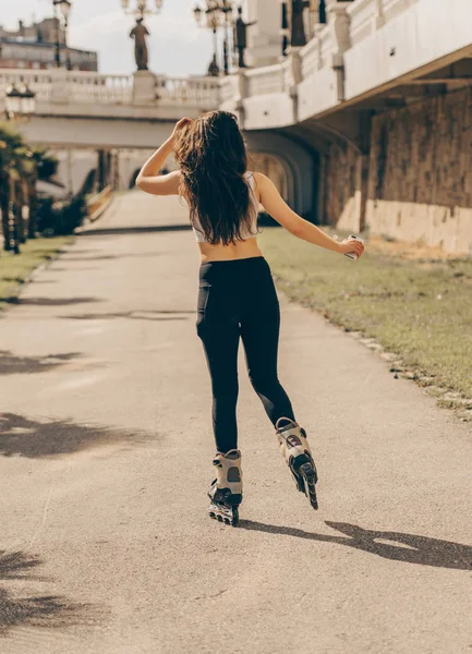 Fijn meisje roller skating — Stockfoto