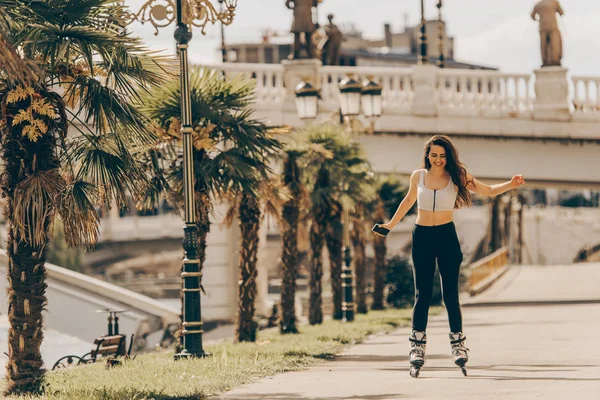 Femme active patinage à roulettes — Photo