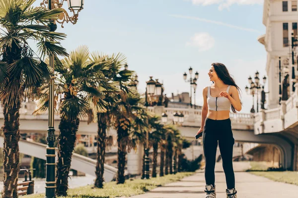 Mulher bonita em patins no parque — Fotografia de Stock