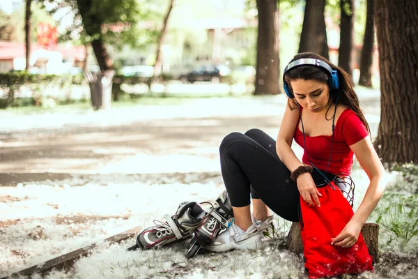 Menina bonito patinação ao ar livre — Fotografia de Stock