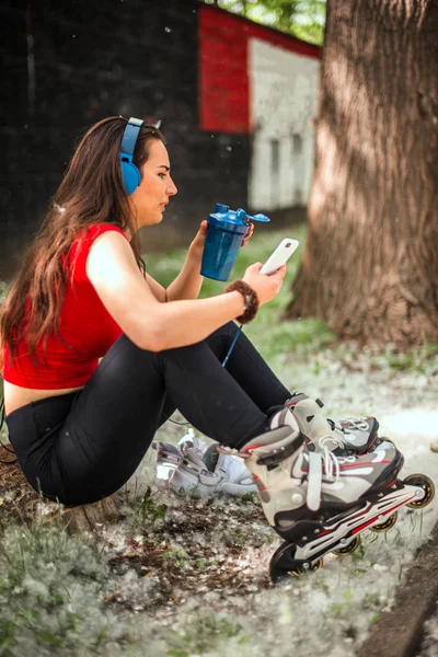 Paten egzersiz sonra su içme genç kadın — Stok fotoğraf
