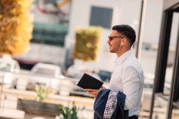 Ein redegewandter Geschäftsmann ist draußen, er genießt in der schönen — Stockfoto