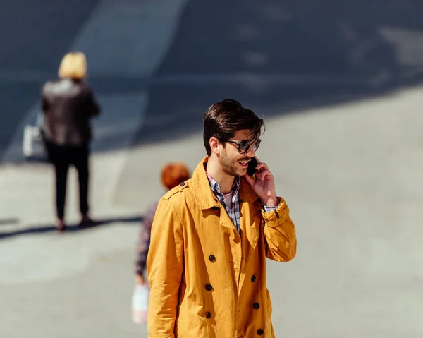 Neşeli işadamı cep telefonda konuşurken — Stok fotoğraf
