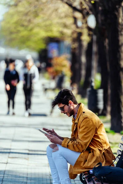 Großstadtunternehmer schaut auf sein Tablet — Stockfoto