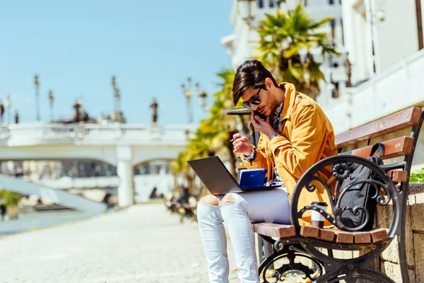 Moderner Mann mit seinem Laptop genießt den schönen Frühlingstag — Stockfoto