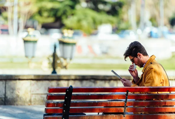 Χαριτωμένος επιχειρηματίας κάθεται σε ένα παγκάκι — Φωτογραφία Αρχείου