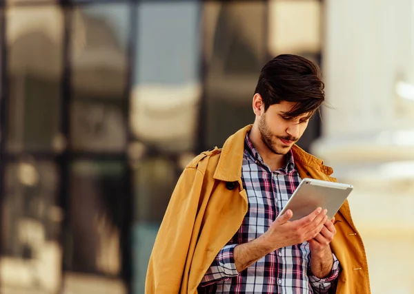 Homme d'affaires à la mode utilisant une tablette à l'extérieur — Photo