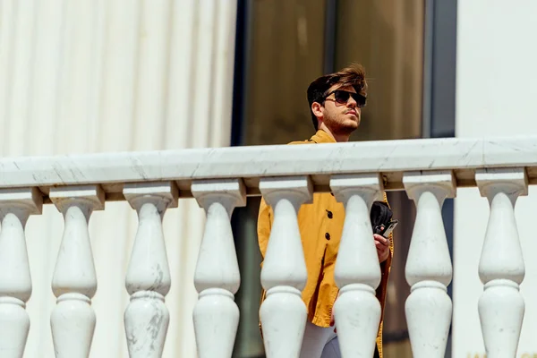 Homme attrayant marchant sur la terrasse — Photo