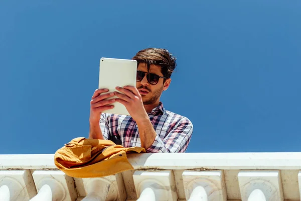 Attractive guy with tablet — Stock Photo, Image