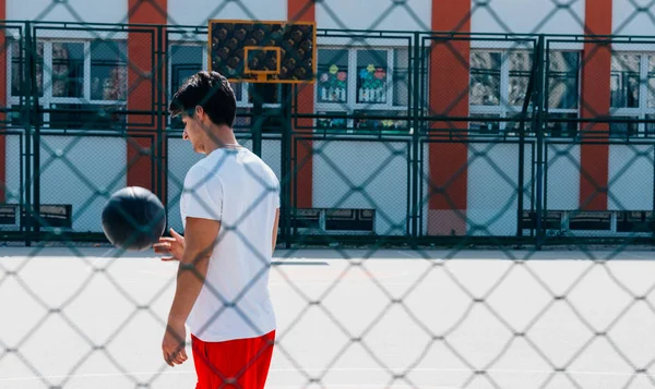 Dos fuertes jugadores de baloncesto jugando pelota en una ciudad urbana baske — Foto de Stock