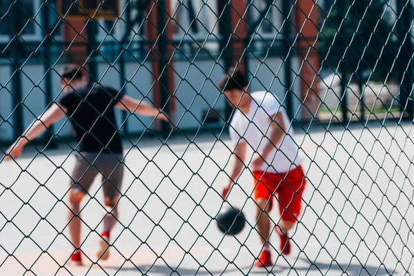 Dos fuertes jugadores de baloncesto jugando pelota en una ciudad urbana baske —  Fotos de Stock