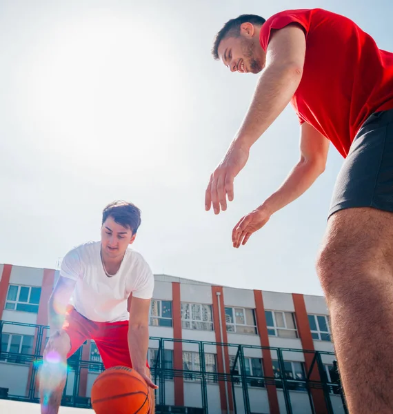 Dos jugador de baloncesto caucásico luchando por la posesión de la pelota en —  Fotos de Stock