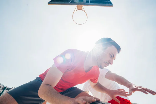 Close-up portret van twee basketballers terwijl de push elk — Stockfoto