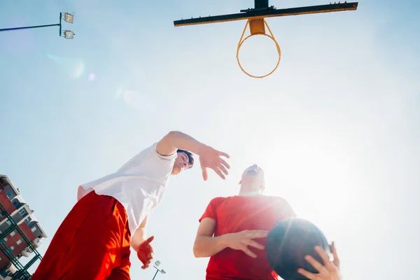 Dos jugadores de baloncesto machos fuertes juegan al aire libre peleando —  Fotos de Stock