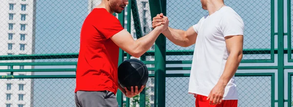 Två Killar Spela Basket — Stockfoto