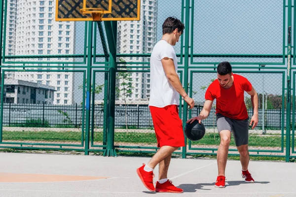 Two Guys Playing Basketball — Stock Photo, Image