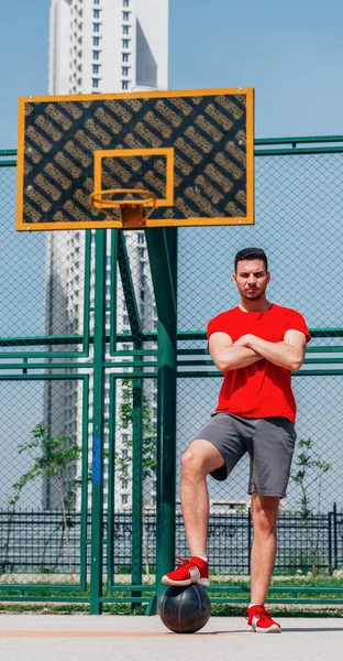 Hombre Pie Orgulloso Campo Baloncesto — Foto de Stock