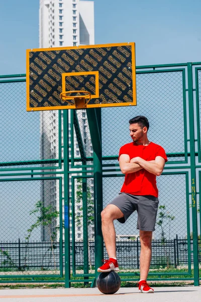 Hombre Pie Orgulloso Campo Baloncesto —  Fotos de Stock