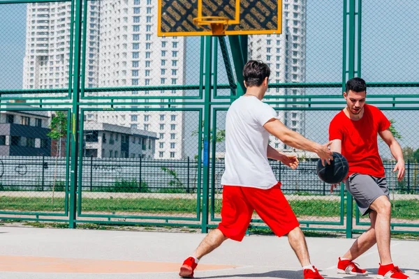 Dos Chicos Jugando Baloncesto —  Fotos de Stock